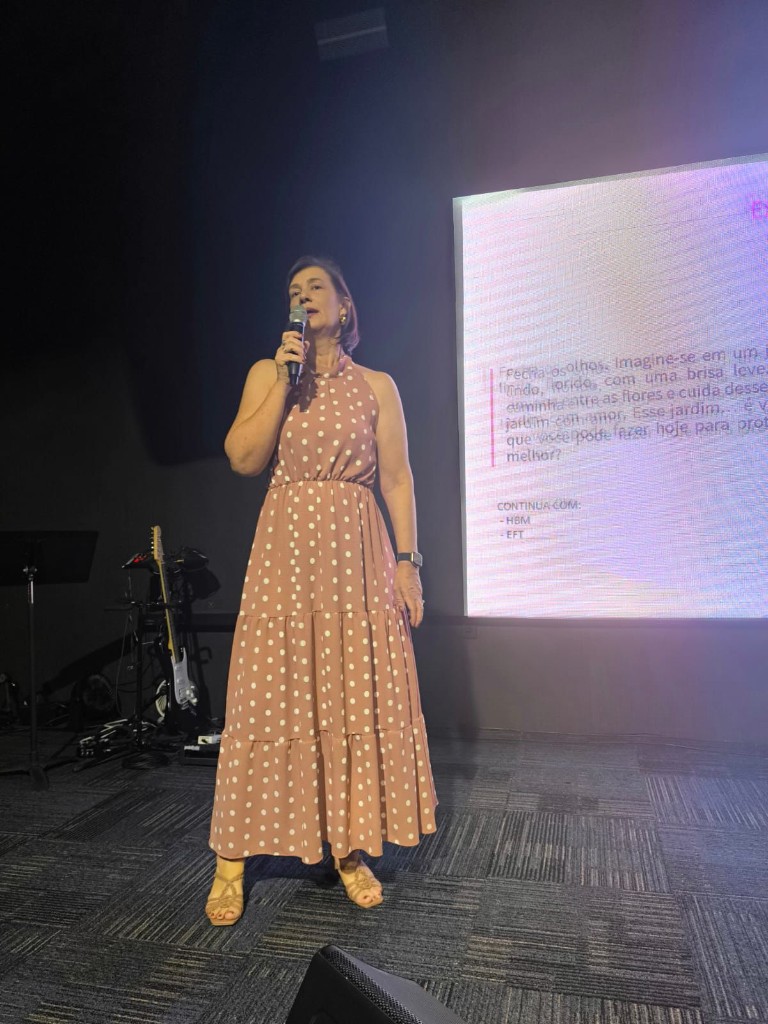 Renata Aguiar palestrando em um evento